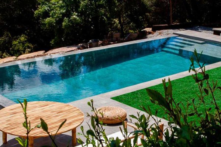 Why choose porcelain stoneware for your pool?
